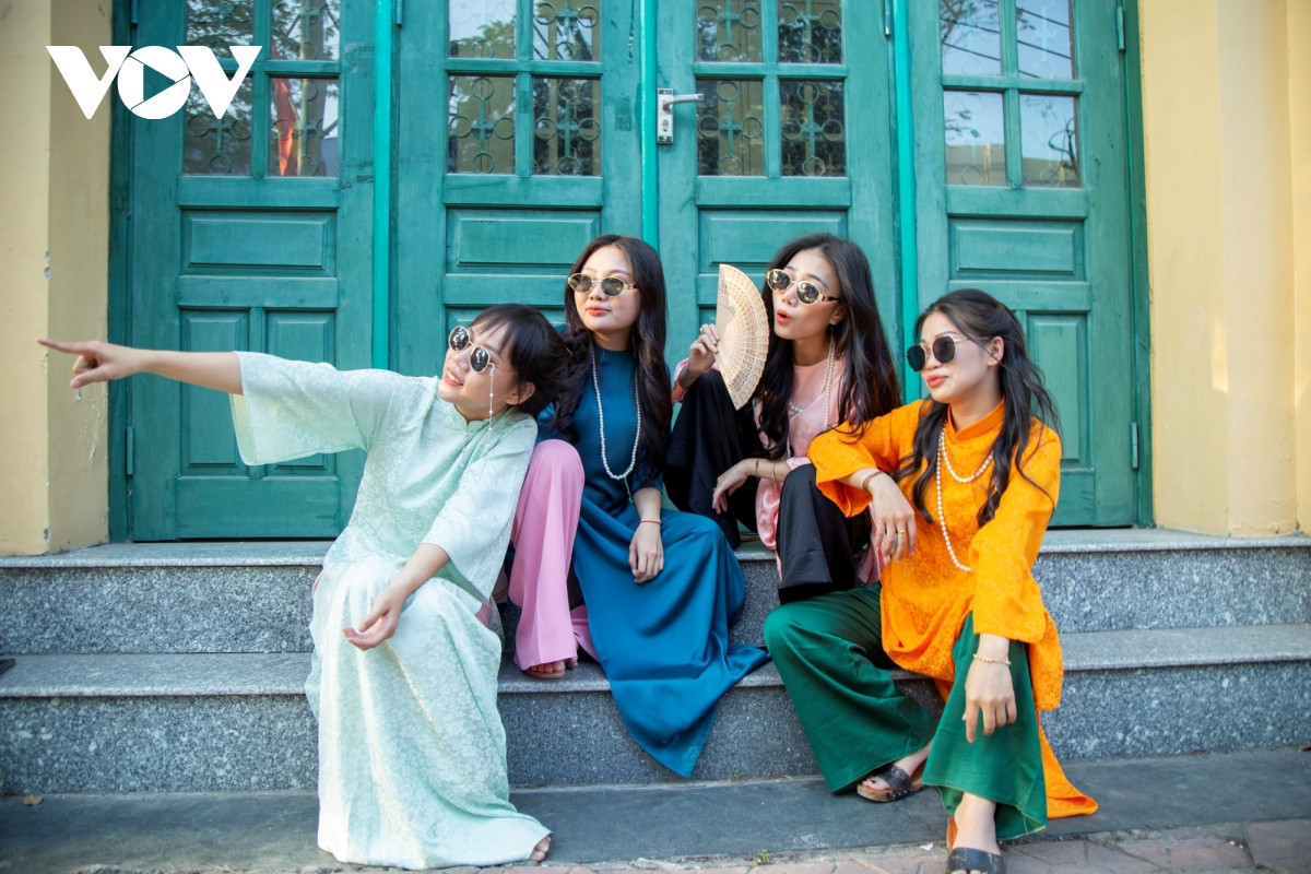 Năm nay, áo dài dáng suông mang phong cách retro, vintage rất được các bạn trẻ ưa chuộng