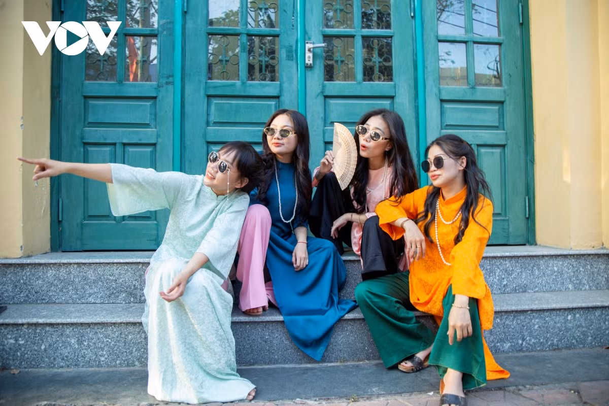 Năm nay, áo dài dáng suông mang phong cách retro, vintage rất được các bạn trẻ ưa chuộng