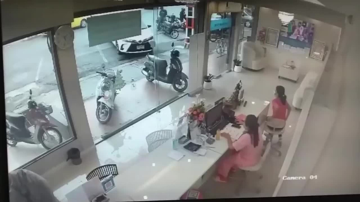 Video: Say ruou, tai xe lao o to vao phong kham