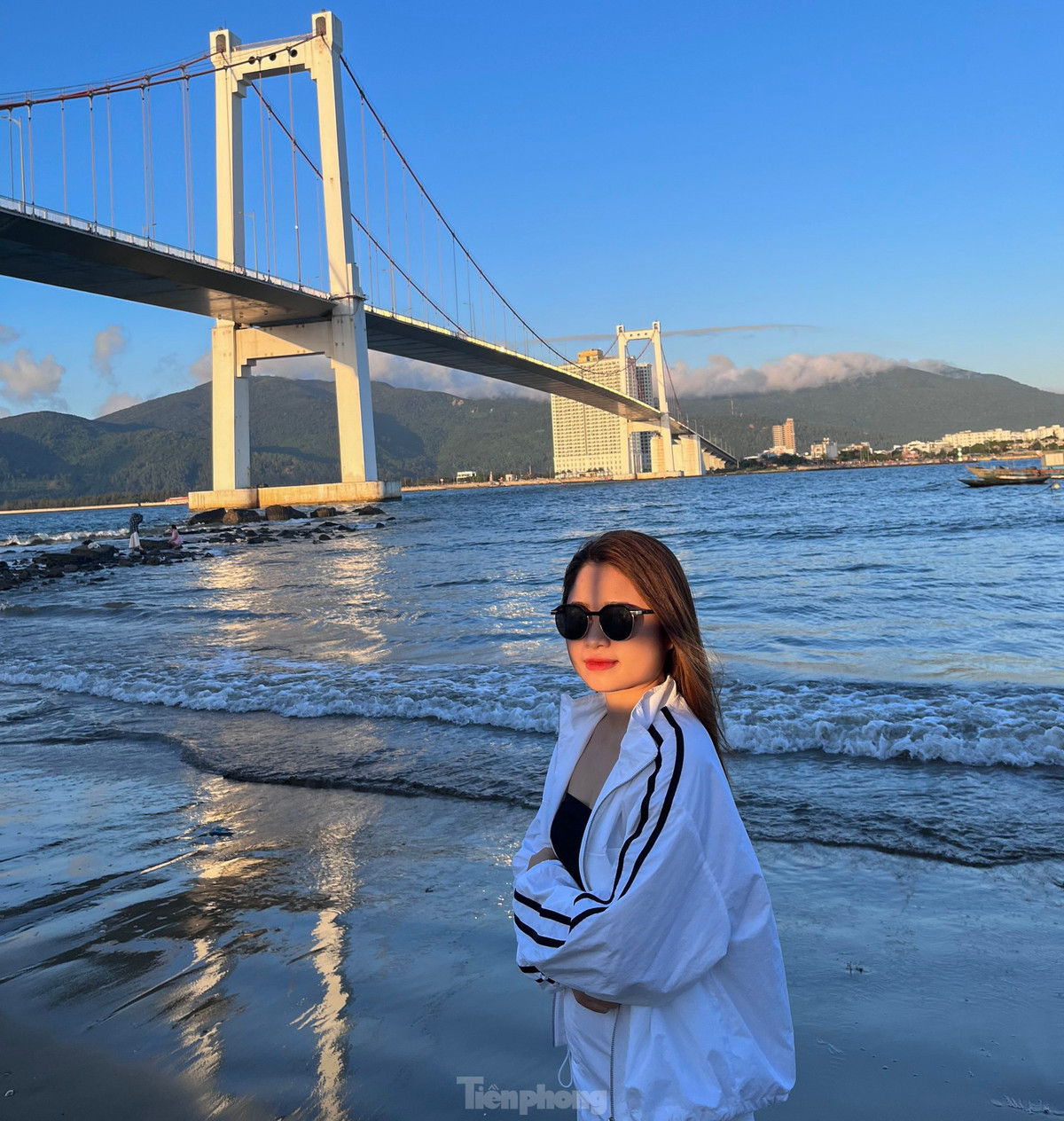 Bạn Nguyễn Thùy Trinh (trú quận Cẩm Lệ) chia sẻ: “Em và bạn đã đến đây nhiều lần trước đó, mỗi lần stress hay căng thẳng bọn em đều rủ nhau đến đây để thư giản, ngắm hoàng hôn. Thật sự với khung cảnh thơ mộng, lãng mạn như thế này nếu không đến thì tiếc lắm”.