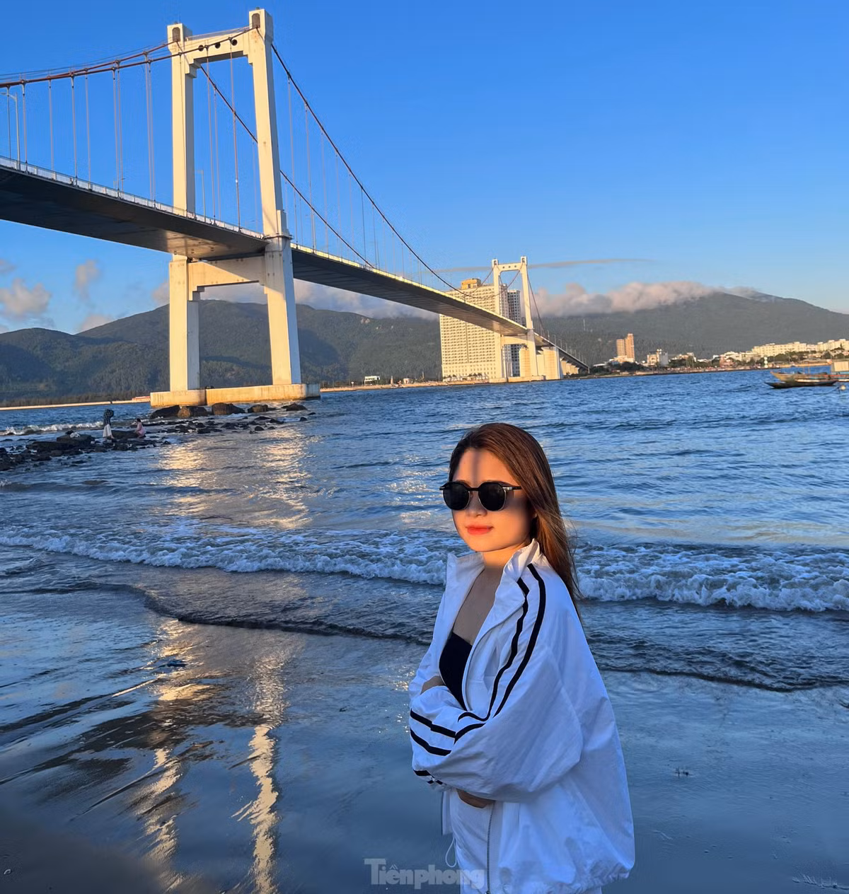 Bạn Nguyễn Thùy Trinh (trú quận Cẩm Lệ) chia sẻ: “Em và bạn đã đến đây nhiều lần trước đó, mỗi lần stress hay căng thẳng bọn em đều rủ nhau đến đây để thư giản, ngắm hoàng hôn. Thật sự với khung cảnh thơ mộng, lãng mạn như thế này nếu không đến thì tiếc lắm”.