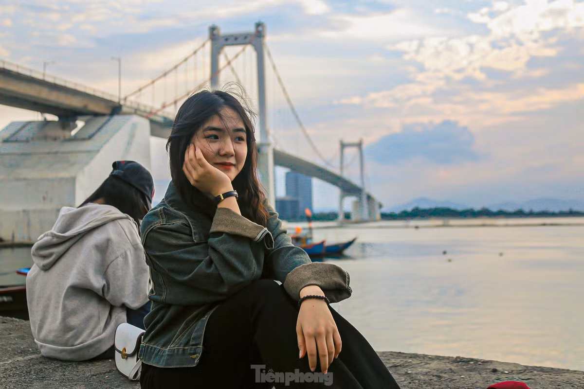 “Từ trước tới nay em ngắm hoàng hôn rất nhiều nơi nhưng đây là nơi đẹp nhất em từng đến. Dù đã tới từ rất sớm nhưng vẫn không dành được chỗ ngồi bởi lượng người đến đây rất đông. Tuy nhiên, em cũng đã chụp được những tấm hình đẹp”, bạn Trần Thị Thu (sinh viên Trường Đại học Duy Tân) cho biết.
