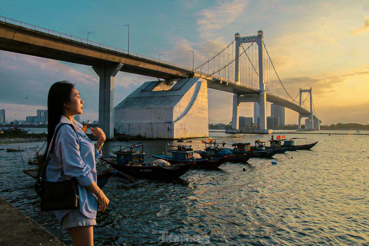 Nhiều bạn trẻ đang thích thú ngắm hoàng hôn, cùng nhau thưởng thức vẻ đẹp say đắm lòng người.