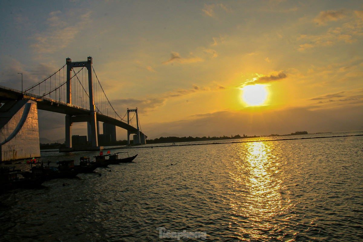 Cuối giờ chiều, khi hoàng hôn buông xuống sát mặt sông là lúc cả bờ sông Hàn vàng rực tạo nên khung cảnh tuyệt đẹp, lãng mạn.