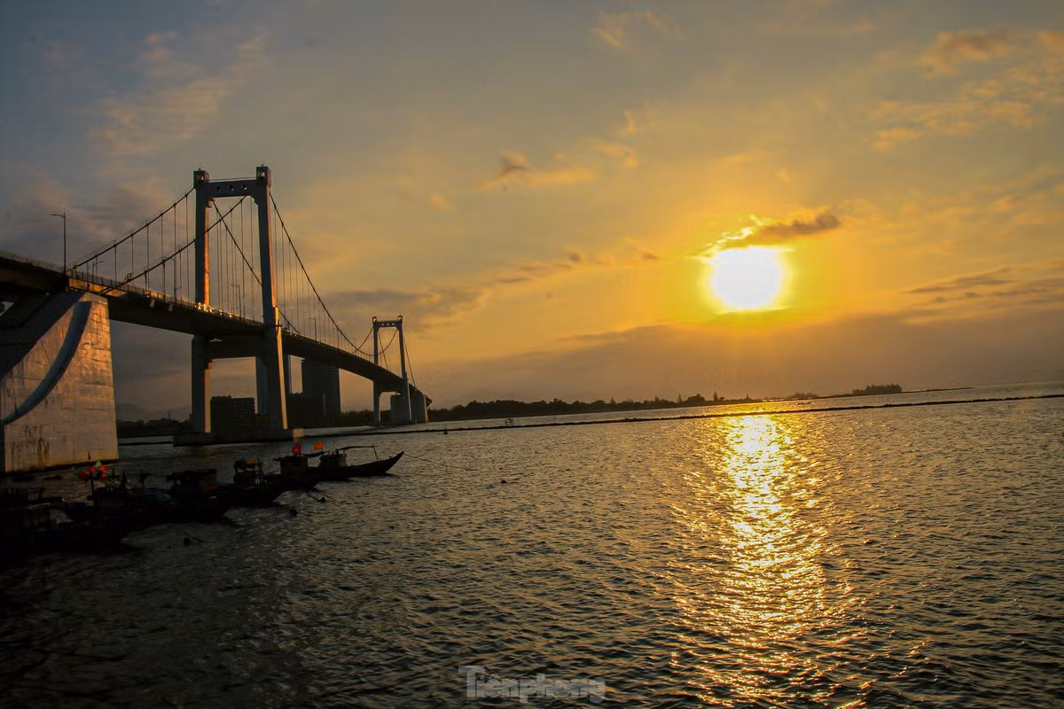 Cuối giờ chiều, khi hoàng hôn buông xuống sát mặt sông là lúc cả bờ sông Hàn vàng rực tạo nên khung cảnh tuyệt đẹp, lãng mạn.