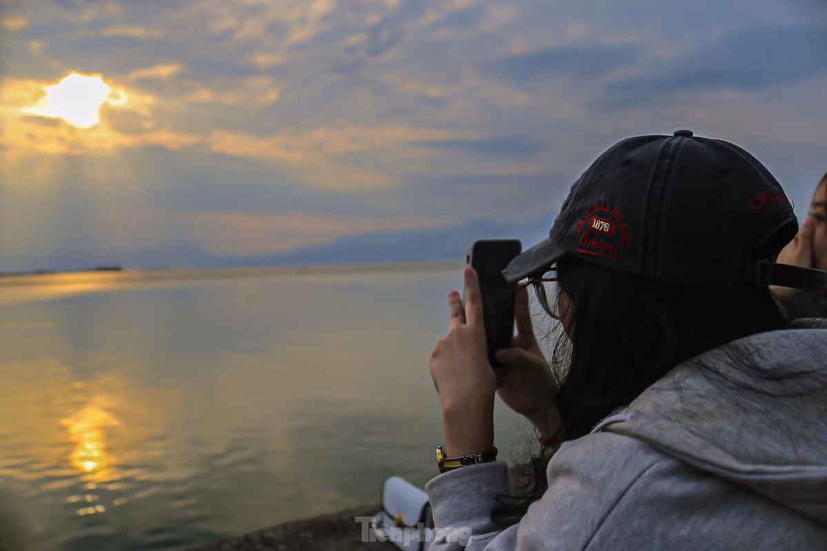 Khi hoàng hôn vừa ló dạng là lúc nhiều bạn trẻ vội cầm máy để bắt những khoảnh khắc…