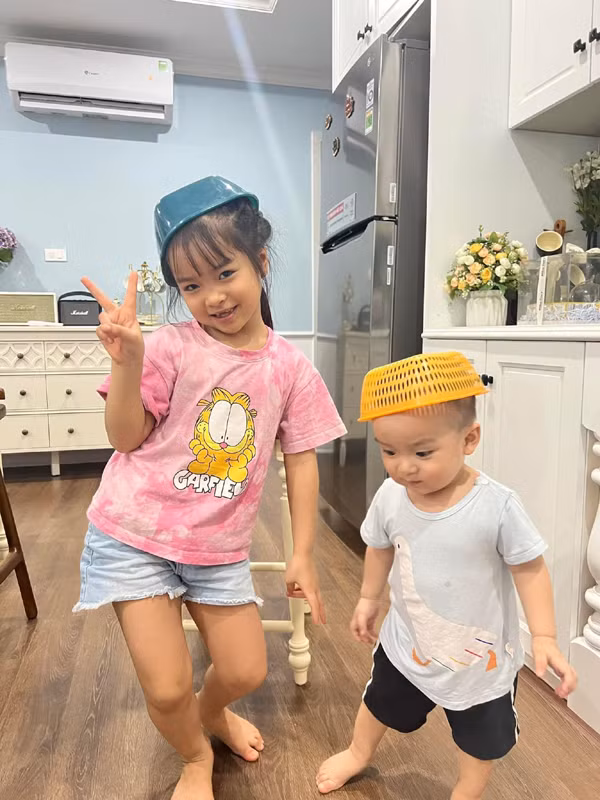 br/> Bên cạnh việc quay các clip diễn xuất cùng bố mẹ, bé Thóc còn biết phụ giúp mẹ làm những công việc nhỏ trong nhà và chơi với em.