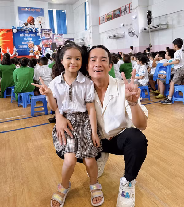 br/> Những clip có sự xuất hiện của bé Thóc đa phần đều đạt hàng triệu view, có những clip lên tới 4 - 7 triệu view, vượt xa những clip chỉ có sự diễn xuất của bố mẹ. Điều này khiến netizen tin rằng bé Thóc sẽ sớm nối nghiệp diễn viên của phụ huynh.