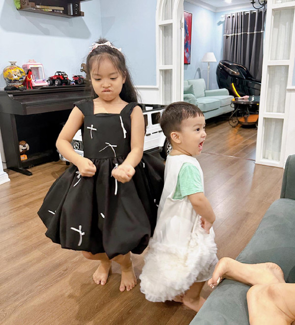 br/>Không chỉ được thừa hưởng sự duyên dáng, lém lỉnh, dí dỏm và khả năng diễn xuất từ bố mẹ, nàng công chúa nhỏ này còn có nụ cười và vẻ ngoài cực đáng yêu và ăn ảnh. Chính điều này đã giúp nhóc tì thu về nhiều hợp đồng quảng cáo, quay TVC, chụp mẫu...