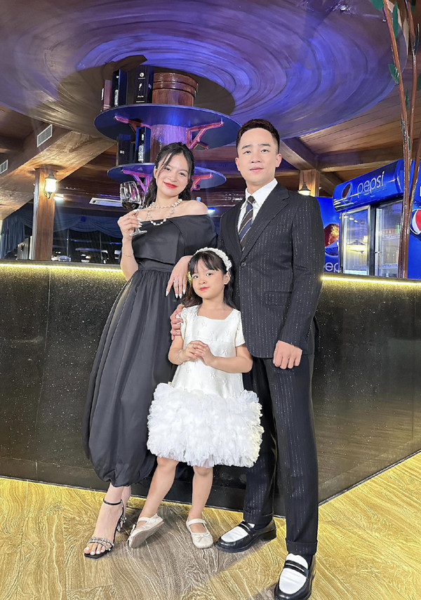 br/>Nhưng nếu con gái muốn theo đuổi nghề nghiệp giống bố mẹ thì anh và vợ vẫn luôn sẵn sàng ủng hộ và giúp đỡ con ngày một tốt hơn.