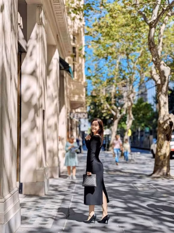 Trong mỗi lần xuất hiện trước công chúng hay đăng ảnh lên mạng xã hội, Jennifer Phạm lại khiến công chúng đắm đuổi bởi nhan sắc đẹp bất chấp thời gian của mình. Đến nay đăng quang đã gần 2 thập kỉ, Jennifer Phạm được khán giả nhận xét duyên dáng, mặn mà hơn trước.