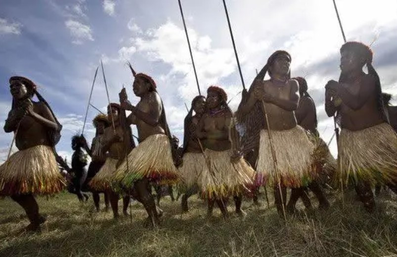 Bo toc co dan ong sa doa nhat, chi 