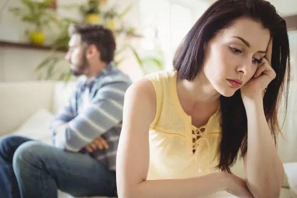 Nghe tieng choang, toi chay ra thi thay chong nem chau lan ho diep