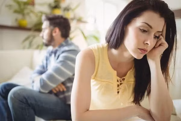 Nghe tieng choang, toi chay ra thi thay chong nem chau lan ho diep