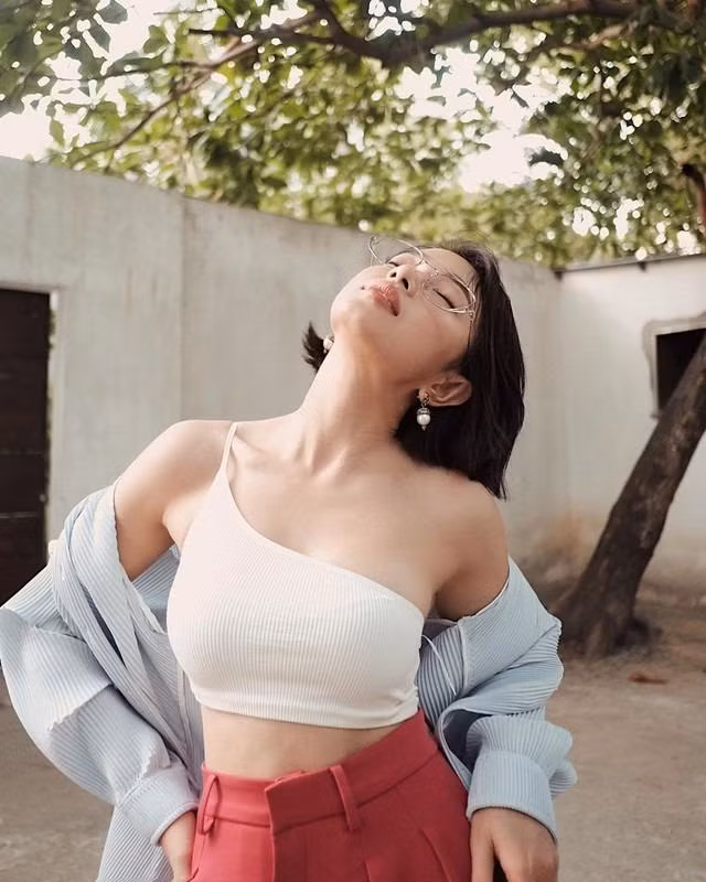 Song song với chế độ ăn, Châu Bùi còn luyện tập đều đặn mỗi ngày. Cô dành không quá nhiều thời gian, chỉ khoảng từ 20 đến 30 phút nhưng đặc biệt là các bài tập luôn được thay đổi. Khi có thời gian, Châu Bùi sẽ tập luyện liền trong buổi sáng hoặc buổi chiều, những ngày bận rộn thì cô dành 10 phút buổi sáng để tập và dành thêm cho buổi chiều.