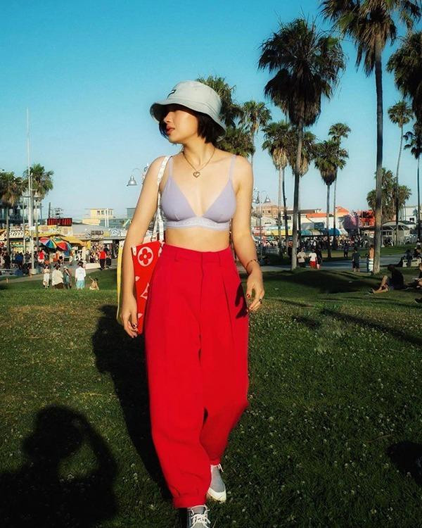 rong quá trình giảm cân, Châu Bùi không ăn đồ ngọt và tăng thêm các loại rau, hạt để bổ sung chất dinh dưỡng cho cơ thể. Cô sẽ không ăn gì sau 8 giờ tối nhưng tuyệt đối không để bụng đói khi đi ngủ nếu bản thân có bị đói do tập luyện.