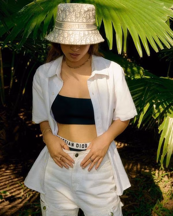 Sac voc nguoi dep vua to bi quay len khi chup hinh o studio