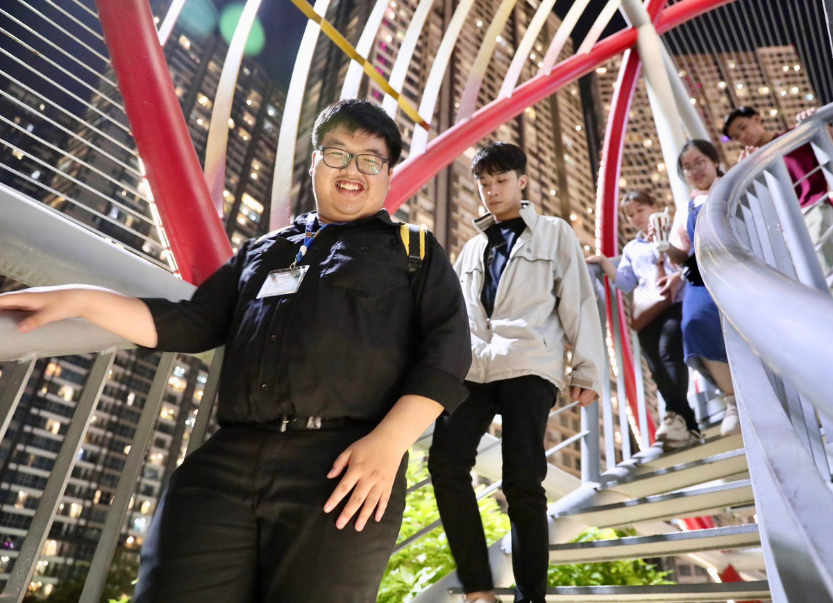 Trần Minh Lộc - sinh viên Trường ĐH Văn Hiến (áo đen) hào hứng trong lần đầu tham quan toà nhà Landmark 81.