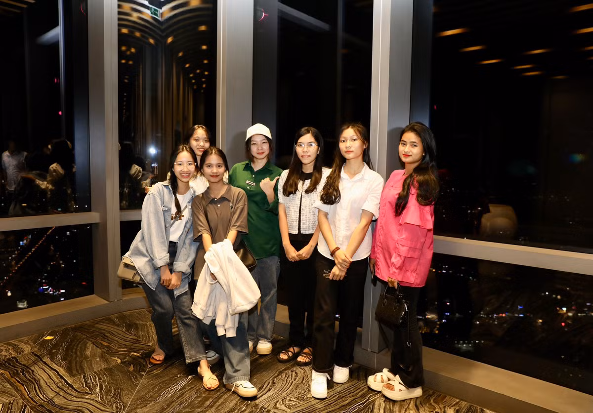 Các sinh viên hào hứng khi lần đầu tiên được ngắm toàn cảnh đêm tại TPHCM.