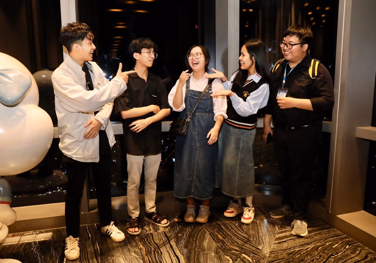 Mới ngày đầu gặp gỡ nhưng nhiều em đã kịp làm quen, kết bạn trong lúc tham quan.