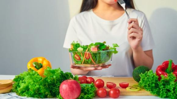 An rau thay com de giam can co tot cho suc khoe?