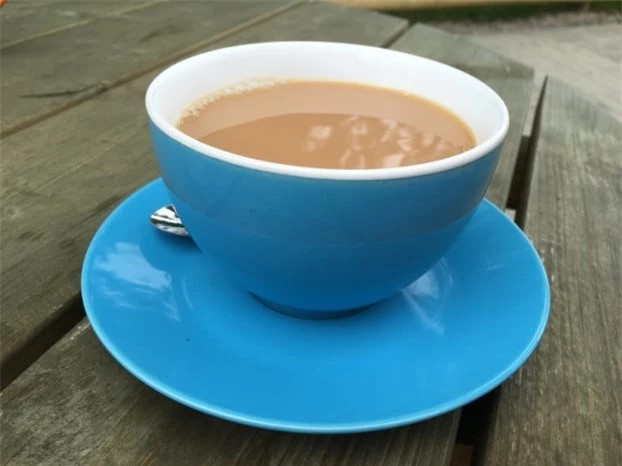 Màu xanh lam: Màu xanh lam mang lại cảm giác thoải mái và yên bình. Chúng ta thường liên tưởng màu xanh với màu nước và bầu trời, đó là biểu tượng của tự do và yên ổn.