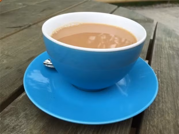 Màu xanh lam: Màu xanh lam mang lại cảm giác thoải mái và yên bình. Chúng ta thường liên tưởng màu xanh với màu nước và bầu trời, đó là biểu tượng của tự do và yên ổn.