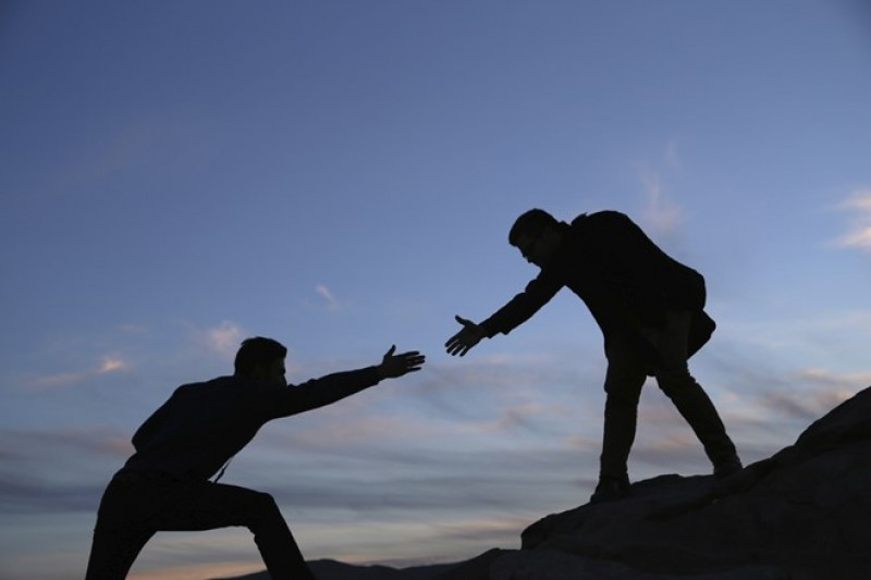 Vì không thể hiểu hết một người, không thể xem xét toàn diện mọi yếu tố từ góc nhìn của đối phương, đôi khi sự khác biệt về giá trị sẽ khiến đối phương đánh mất điều mình mong muốn nhất, hối hận cả đời.