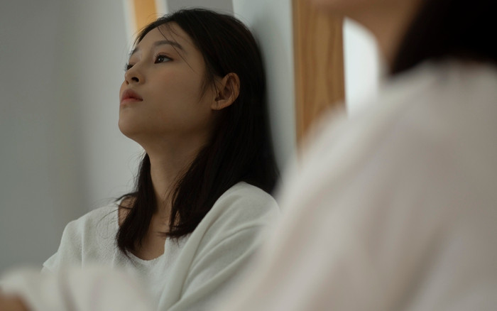  Do đó, dù đồng nghiệp hay bạn bè xung quanh có đau khổ vì chuyện tình cảm, hay muốn chúng ta cho lời khuyên "có nên yêu anh chàng này?", "có nên tán tỉnh cô bạn kia hay không?", chúng ta cũng không nên nhảy vào cho lời khuyên, kẻo sau này có chuyện gì bản thân mình lại bị vấn tội.