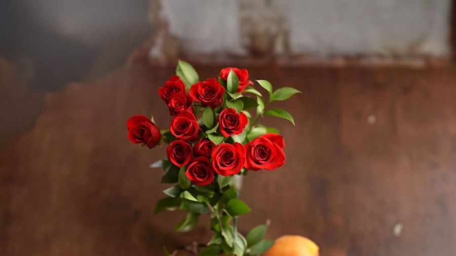 Hoa hồng đẹp, màu rực rỡ nên thích hợp thắp hương gia tiên, thần linh. Nhưng chúng nhiều gai, thì điều đó lại gây ra sát khí trong phong thủy nên không tốt.