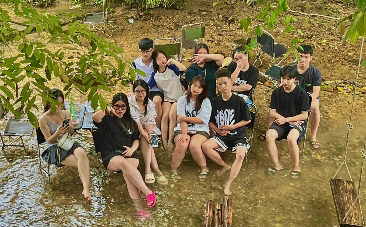 Theo chị Trần Yến Nhi, chủ quán cà phê bên suối cho biết: "Thường khách sẽ đến đông nhất vào thứ 7, chủ nhật và những ngày nghỉ lễ. Những ngày trong tuần cũng có nhưng lác đác. Những ngày gần đây, các trường đã bế giảng năm học, lượng khách đến những ngày trong tuần cũng tăng lên, chủ yếu là học sinh cuối cấp 2, hoặc cấp 3 có thể tự di chuyển bằng xe máy đến đây. Khách du lịch từ các nơi sẽ đến vào cuối tuần hoặc ngày nghỉ".