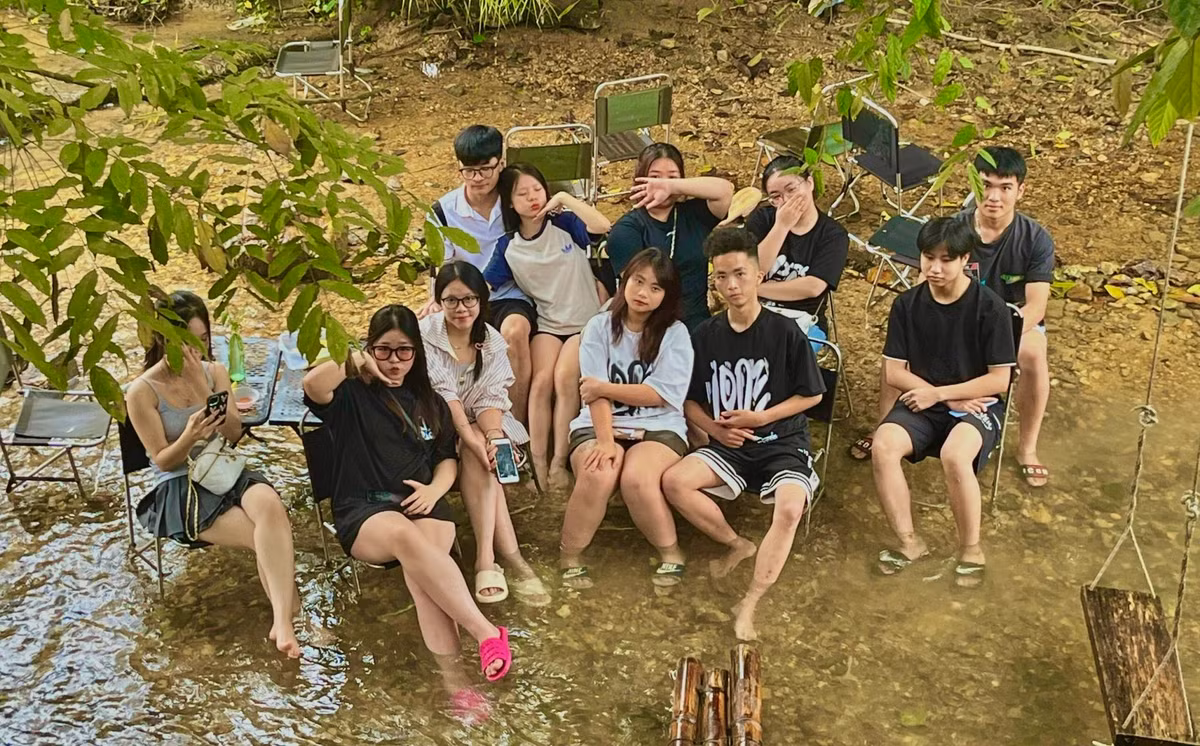 Theo chị Trần Yến Nhi, chủ quán cà phê bên suối cho biết: "Thường khách sẽ đến đông nhất vào thứ 7, chủ nhật và những ngày nghỉ lễ. Những ngày trong tuần cũng có nhưng lác đác. Những ngày gần đây, các trường đã bế giảng năm học, lượng khách đến những ngày trong tuần cũng tăng lên, chủ yếu là học sinh cuối cấp 2, hoặc cấp 3 có thể tự di chuyển bằng xe máy đến đây. Khách du lịch từ các nơi sẽ đến vào cuối tuần hoặc ngày nghỉ".