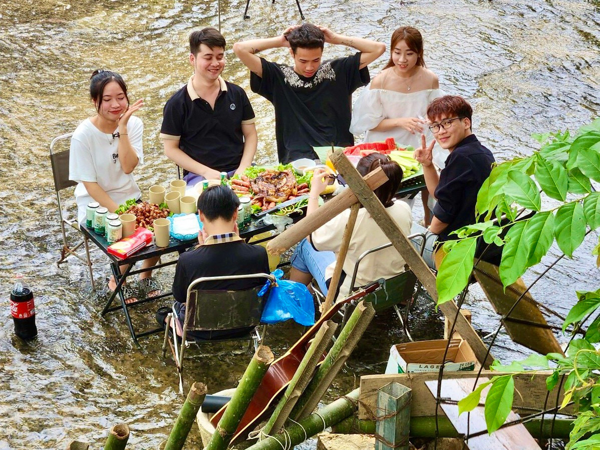 Nằm ở lưng chừng một ngọn đồi tại xã Trung Sơn, nơi dòng suối chảy qua có cảnh sắc tuyệt đẹp và không khí mát mẻ, trong lành.