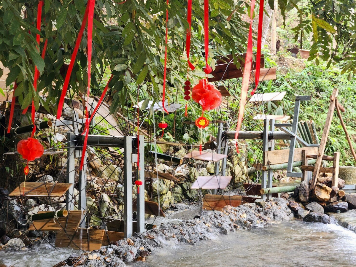 Tận dụng lợi thế cảnh đẹp được thiên nhiên ưu ái cho nơi này, chị Trần Yến Nhi đã mở quán cà phê và trang trí, tạo không gian check-in bên suối để phục vụ nhu cầu chụp ảnh của khách khi đến đây thư giãn.