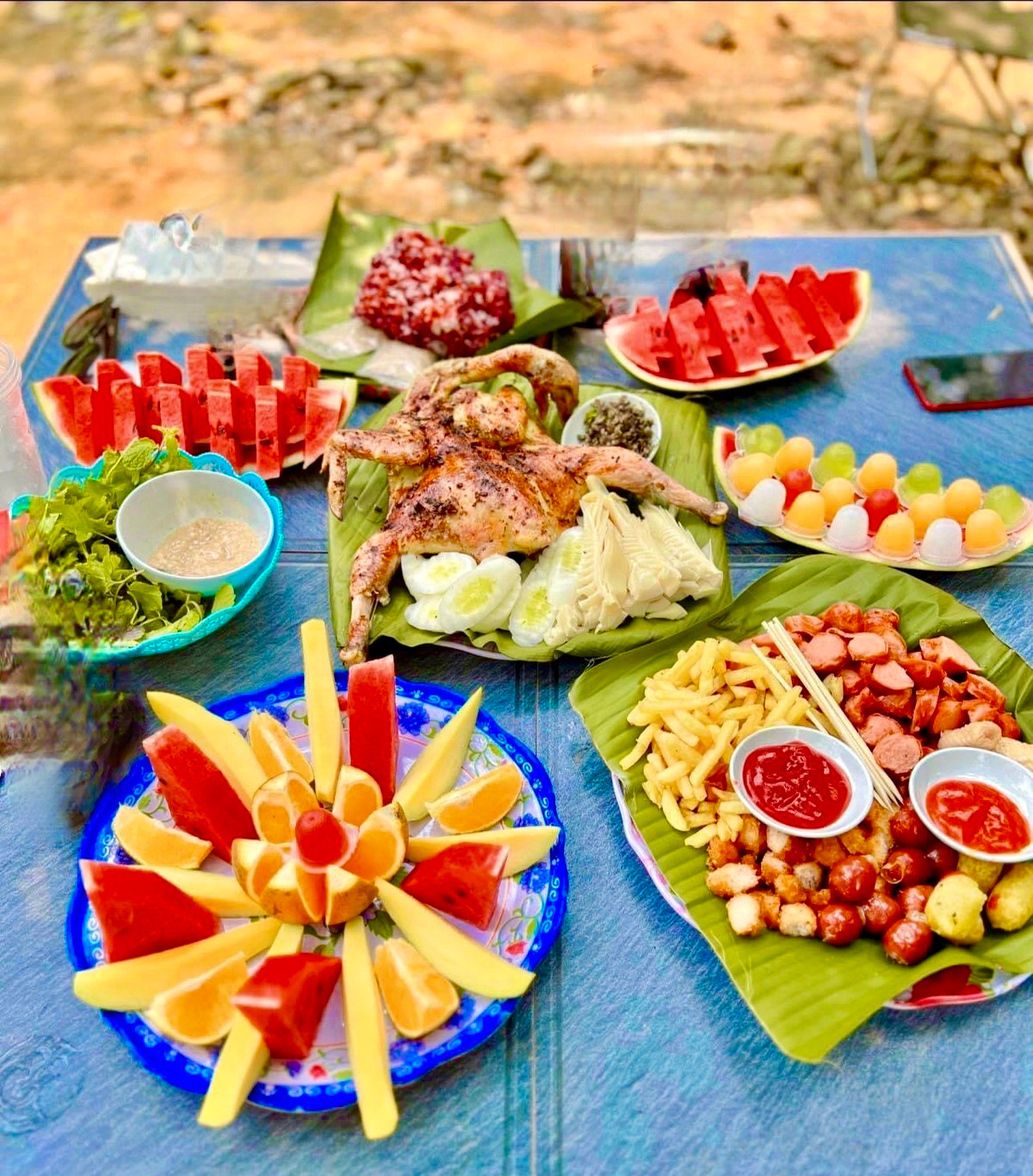 Được hòa mình vào thiên nhiên, ngắm cảnh sắc núi rừng và làm việc hay thưởng thức các món ăn dân dã là niềm đam mê của rất nhiều bạn trẻ.