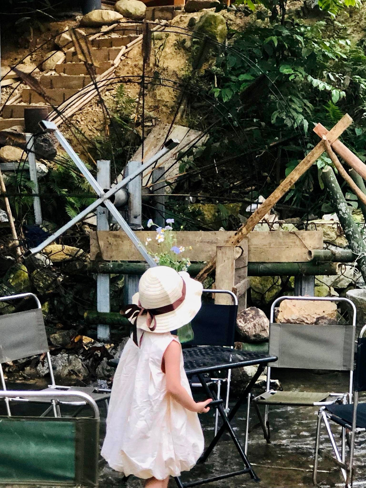 Nước suối mát và trong lành nên nhiều gia đình đưa con nhỏ đến vui chơi.