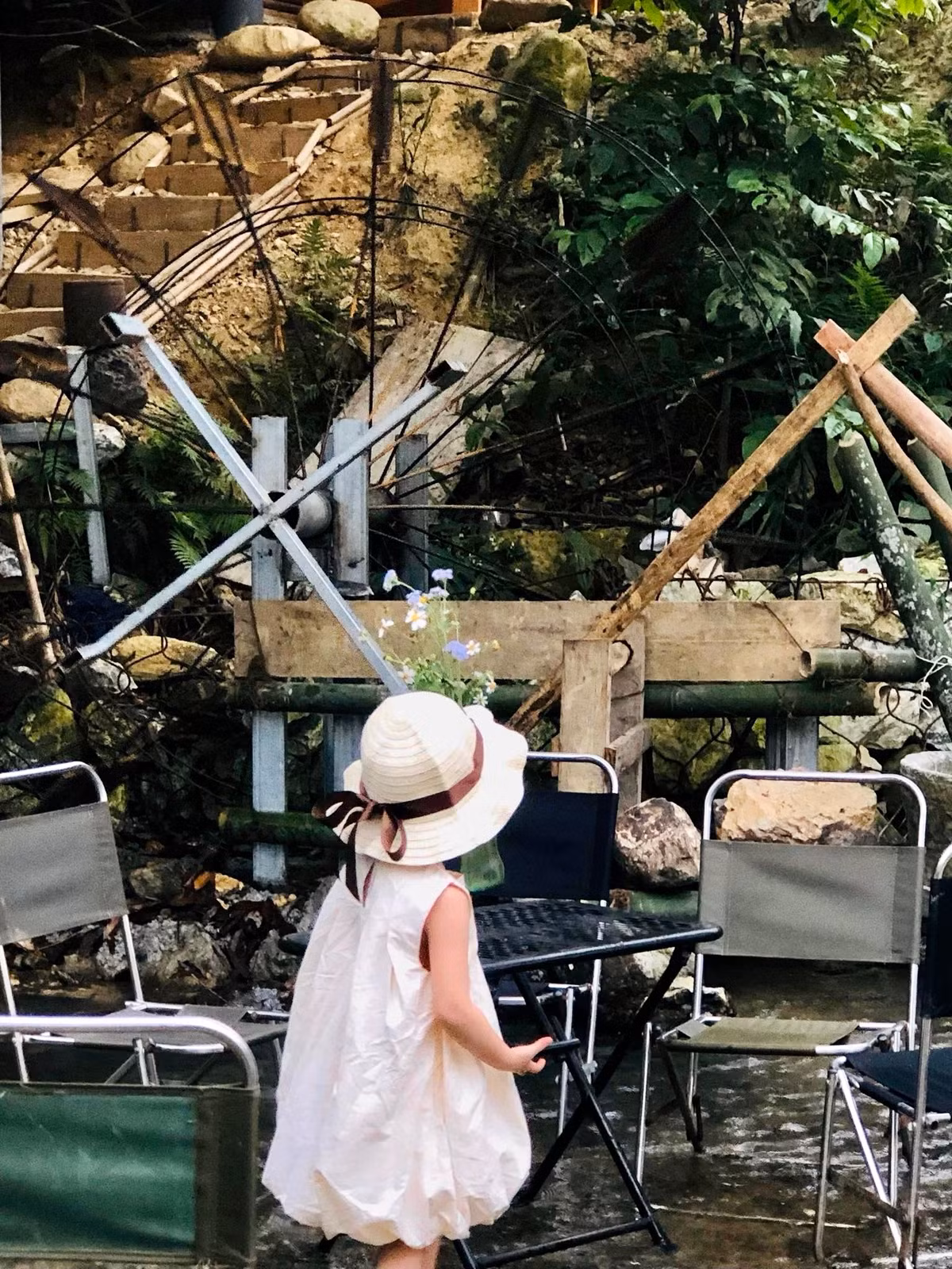 Nước suối mát và trong lành nên nhiều gia đình đưa con nhỏ đến vui chơi.