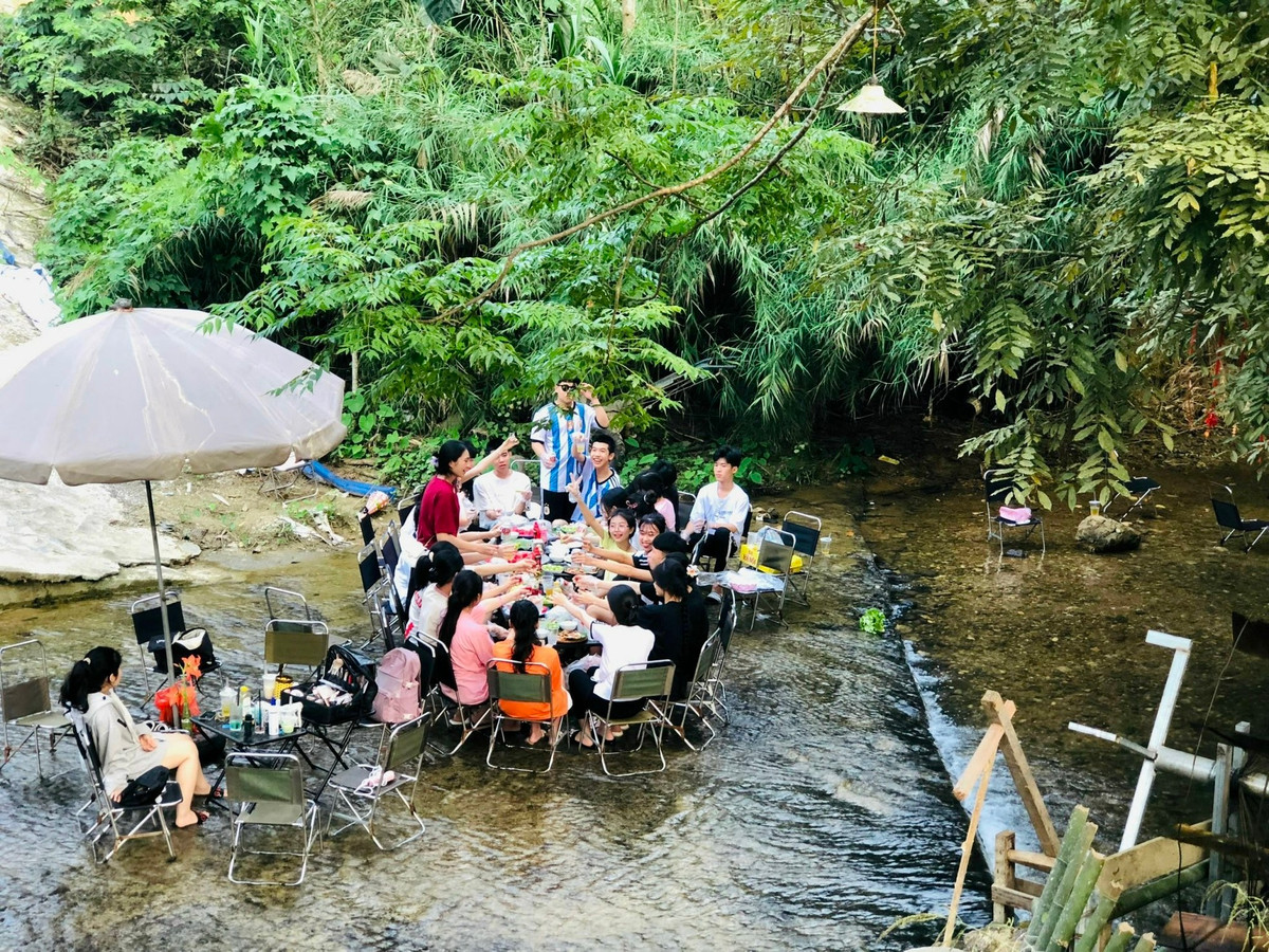Dòng suối chảy róc rách, êm dịu nên được các bạn trẻ yêu thích, chọn là nơi tụ tập ăn uống cùng nhau.