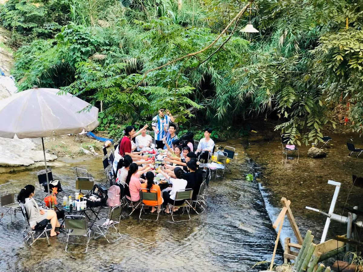 Dòng suối chảy róc rách, êm dịu nên được các bạn trẻ yêu thích, chọn là nơi tụ tập ăn uống cùng nhau.