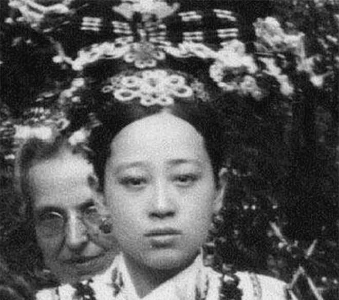 Cuoc song bi tham cua de nhat my nu thoi nha Thanh-Hinh-6