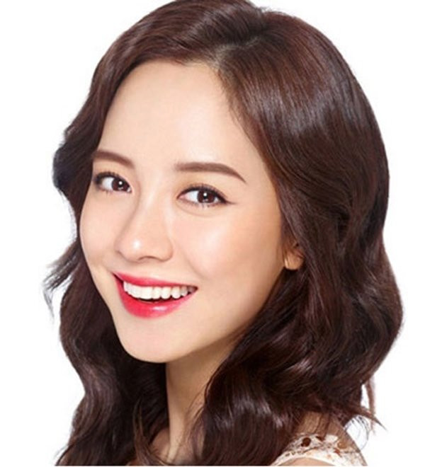 Chưa lập gia đình, họ được cha mẹ cưng chiều, yêu quý chăm lo và rất hiếu đễ với gia đình, người thân. Sau khi trưởng thành, họ dễ vượng vận quý nhân, đặc biệt là người khác giới và thường hay lọt vào mắt xanh của người đàn ông giỏi giang, giàu có nên sớm yên bề gia thất.