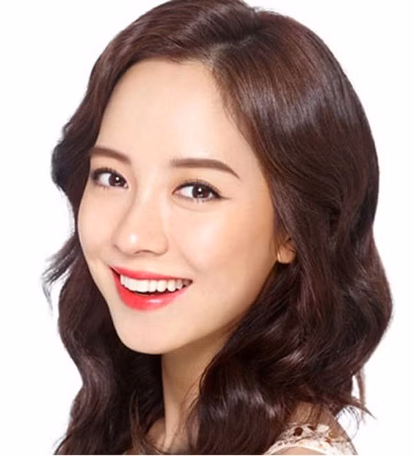 Chưa lập gia đình, họ được cha mẹ cưng chiều, yêu quý chăm lo và rất hiếu đễ với gia đình, người thân. Sau khi trưởng thành, họ dễ vượng vận quý nhân, đặc biệt là người khác giới và thường hay lọt vào mắt xanh của người đàn ông giỏi giang, giàu có nên sớm yên bề gia thất.