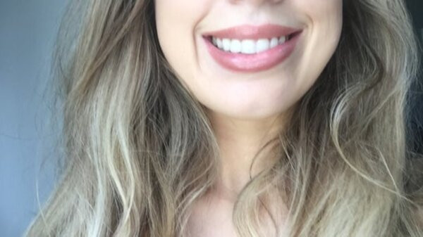  Miệng lệch: Tướng miệng lệch là người miệng bị méo, trên dưới không cân xứng. Môi có ít nếp nhăn, to mà không thu lại. Người phụ nữ có tướng miệng lệch thường hay nói khoác, khá bảo thủ, cố chấp. 