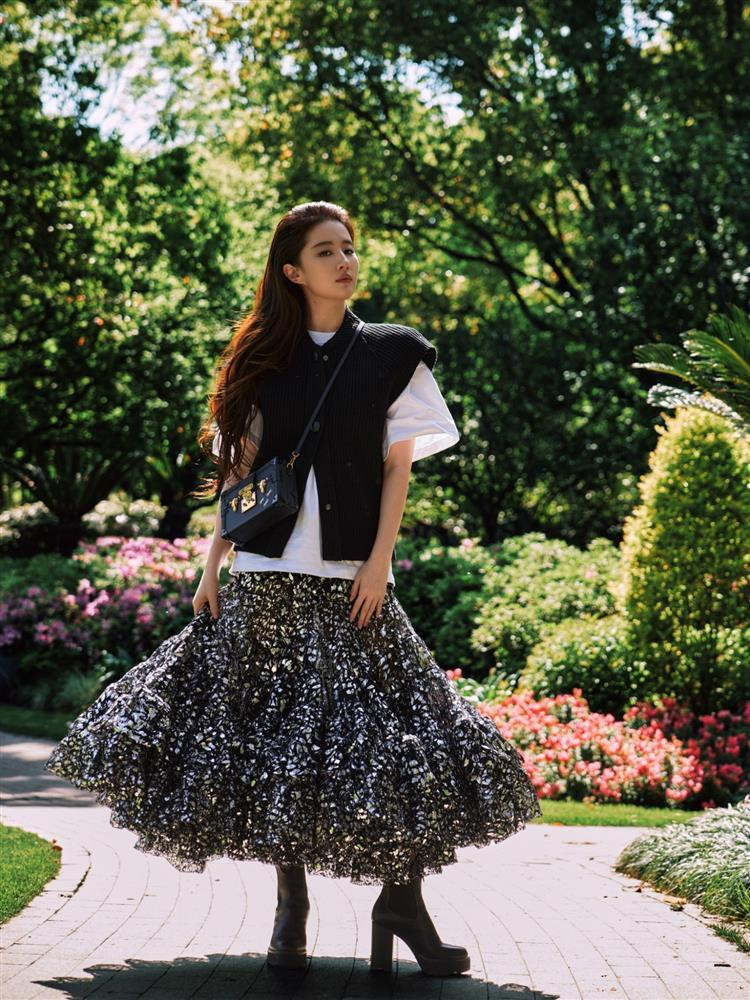 Luu Diec Phi gay xon xao vi mac vay nhu gie cha noi-Hinh-3