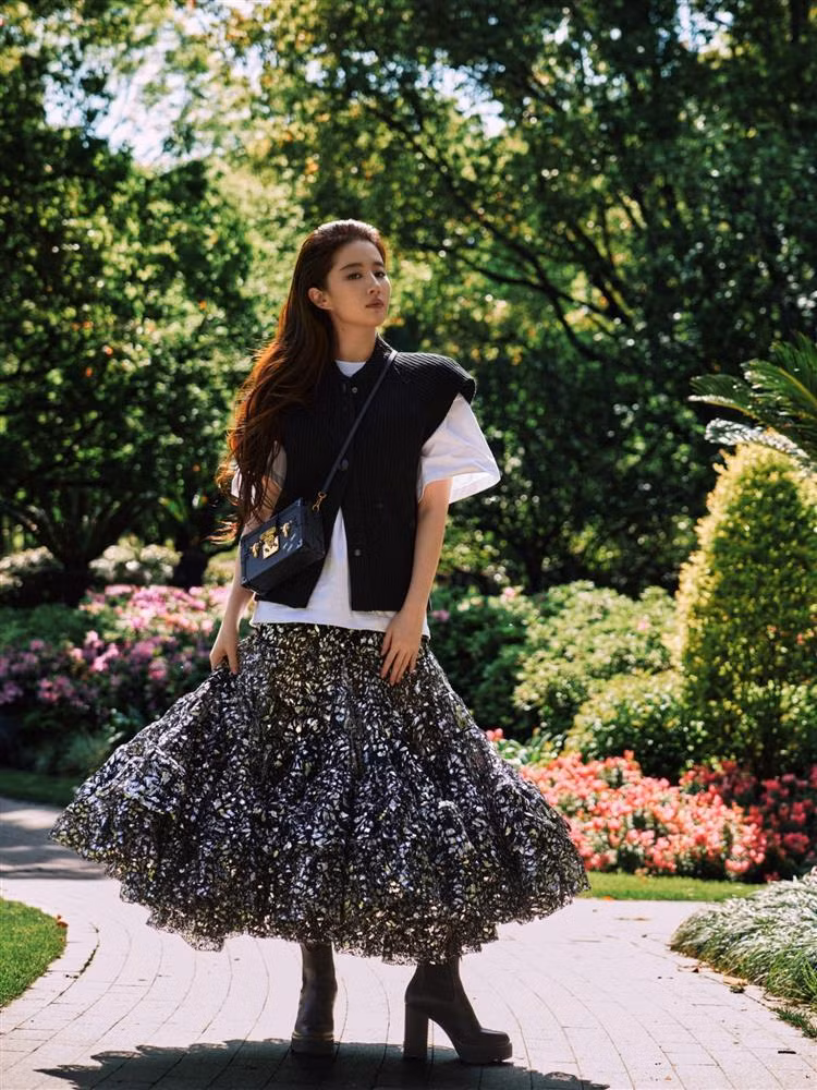 Luu Diec Phi gay xon xao vi mac vay nhu gie cha noi-Hinh-3