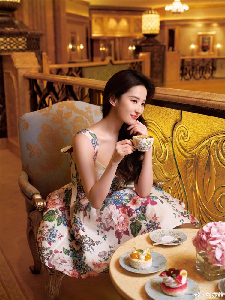 Luu Diec Phi gay xon xao vi mac vay nhu gie cha noi-Hinh-5