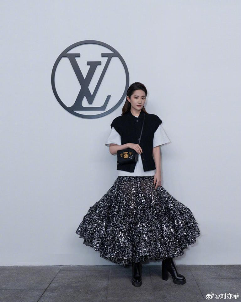 Luu Diec Phi gay xon xao vi mac vay nhu gie cha noi