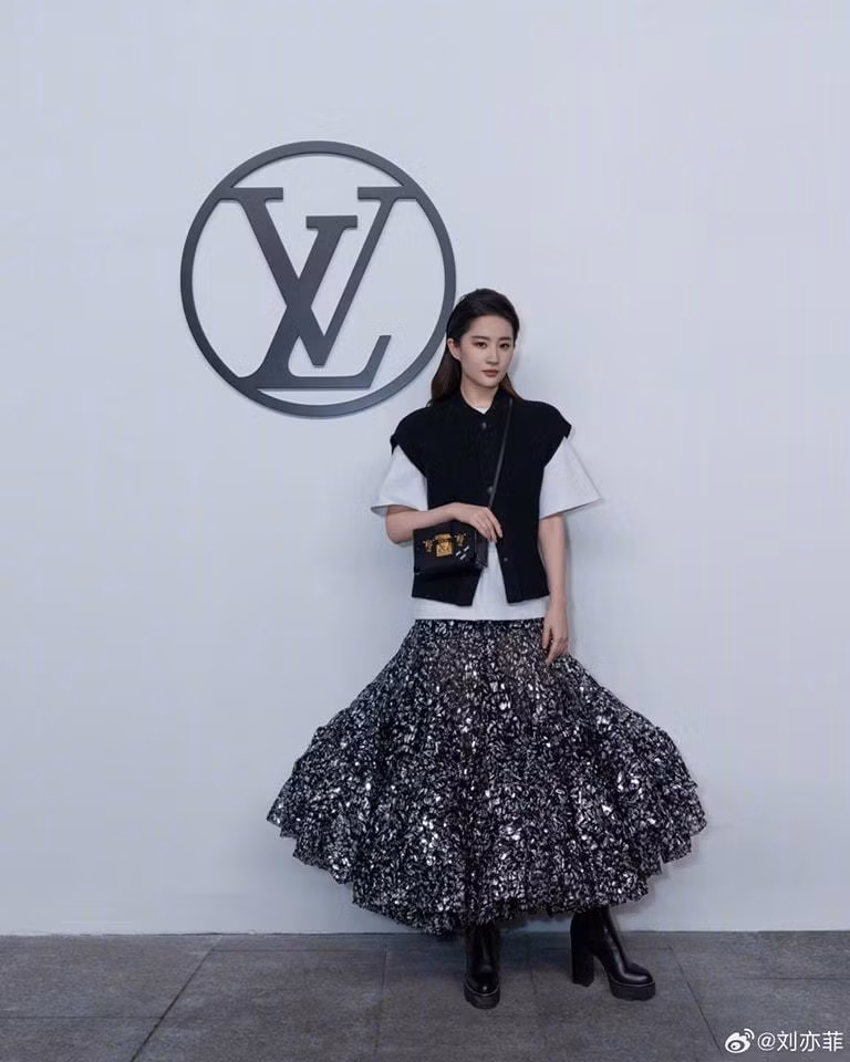 Luu Diec Phi gay xon xao vi mac vay nhu gie cha noi