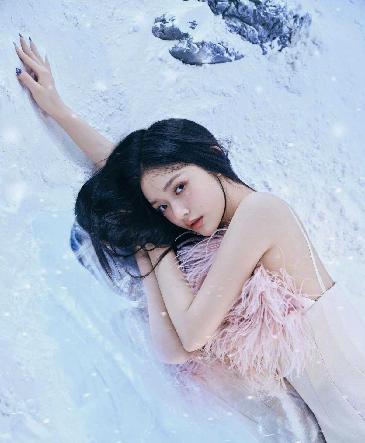 Cô nổi tiếng và được săn đón dù có nhiều thị phi tình ái bủa vây.