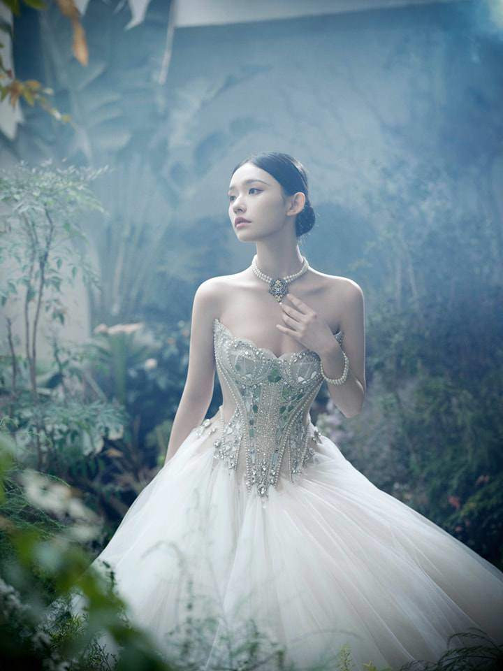 Những shoot hình mang đến cho cô vẻ ngoài ngọc nữ.